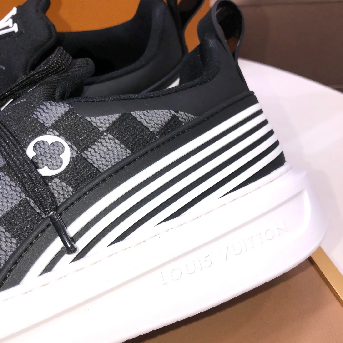 Men's men's shoes 💰640💰Original development, quality shipping, welcome to compare - LV sneaker series sports shoes introduce the loose silhouette of the ready-to-wear series into the spring and summer men's wear shows and make an eye-catching appearance. The cow leather upper is combined with rough fabric laces, and colorful beading highlights the brand's classic elements. LV letters mark the tongue and Monogram floral outsole. Mixed materials Made of top-grain cowhide, thick shoelace design, large Monogram print on the side, mesh lining and cotton feet, the comfort is as extreme as ever, premium heritage, quality first, worth owning! Size: Men’s 38-45 (45 is custom-made and cannot be returned or exchanged)